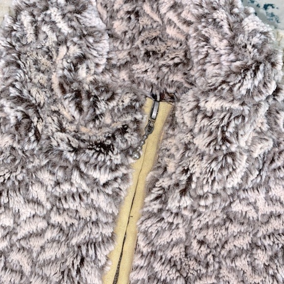 Faux fur zippered vest size medium - Picture 8 of 9